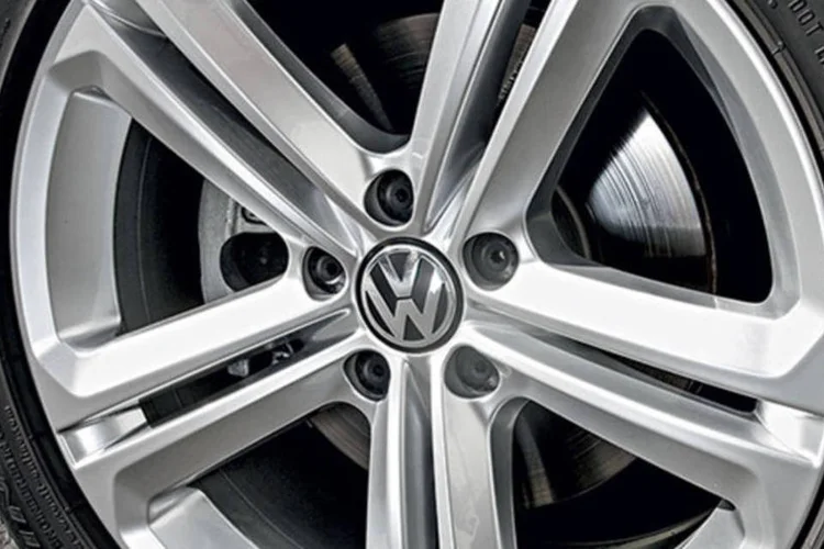 
	Pneu da Volkswagen: &agrave;s 8h08 (hor&aacute;rio de Bras&iacute;lia), o &iacute;ndice das principais a&ccedil;&otilde;es europeias FTSEurofirst 300 tinha alta de 0,96 por cento, a 1.383 pontos
 (Quatro Rodas/Silvio Gioia)
