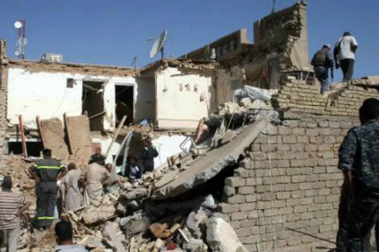 
	Tikrit: al&eacute;m dos tr&ecirc;s suicidas, v&iacute;timas s&atilde;o agentes da pol&iacute;cia da prov&iacute;ncia de N&iacute;nive, tamb&eacute;m no Norte do Iraque
 (AFP)
