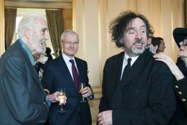 Tim Burton (d): "o desenho é uma boa maneira de ocupar suas mãos e de se manter ocupado, isso evita cair numa depressão profunda" (Adrian Dennis/AFP)