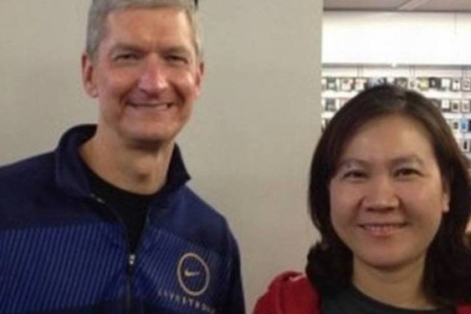 Tim Cook vai à China para aumentar vendas de iPhone