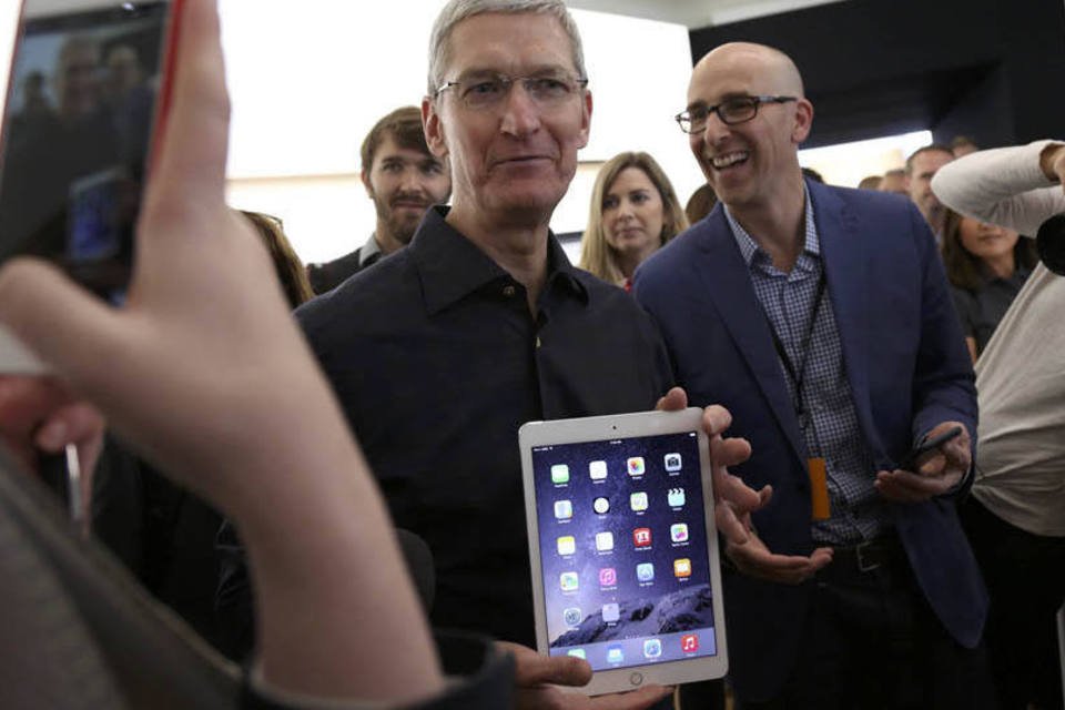 CEO da Apple, Tim Cook, com o novo iPad após apresentação na sede da companhia, em Cupertino, Califórnia (Robert Galbraith/Reuters)