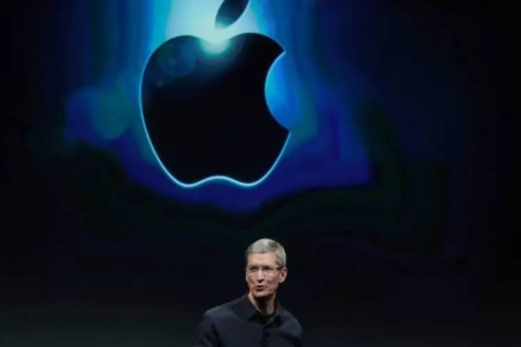 Tim Cook durante apresentação do iPhone 4S: sem gola rolê (Kevork Djansezian/Getty Images)