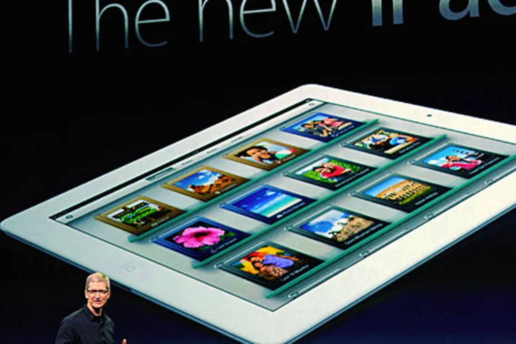 "Momento uau": Tim Cook mostra o novo iPad à plateia antes de passar a bola a Phil Schiller  (Kevork Djansezian / Getty Images)