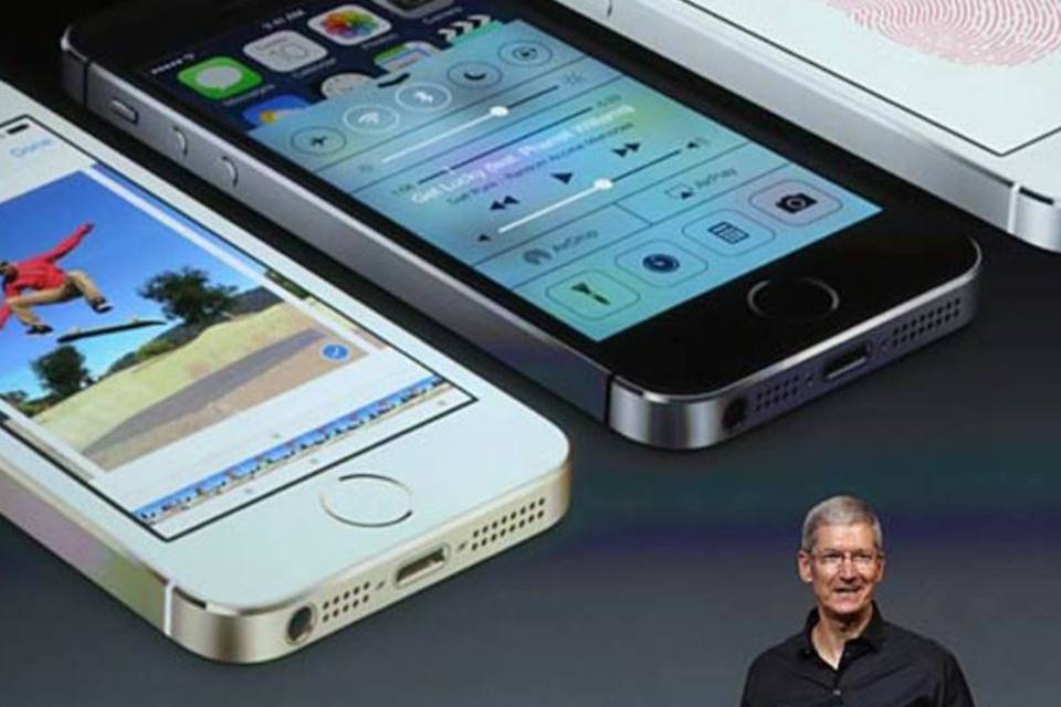 
	Novos iPhones: vendas ultrapassaram de longe os n&uacute;meros de setembro do ano passado, quando a Apple lan&ccedil;ou o iPhone 5, vendendo mais de 5 milh&otilde;es de aparelhos nos primeiros 3 dias
 (Justin Sullivan / Getty Images)