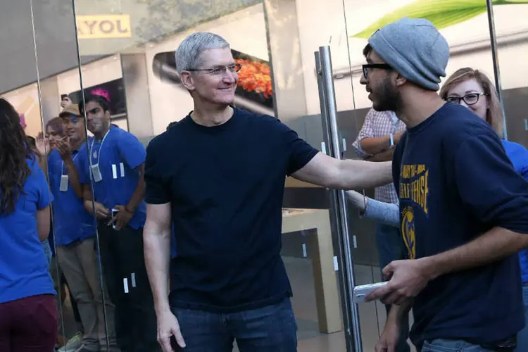 Tim Cook: "Trouxeram cadeira, adorei", disse a um dos muitos compradores que vararam a noite (Justin Sullivan/Getty Images)