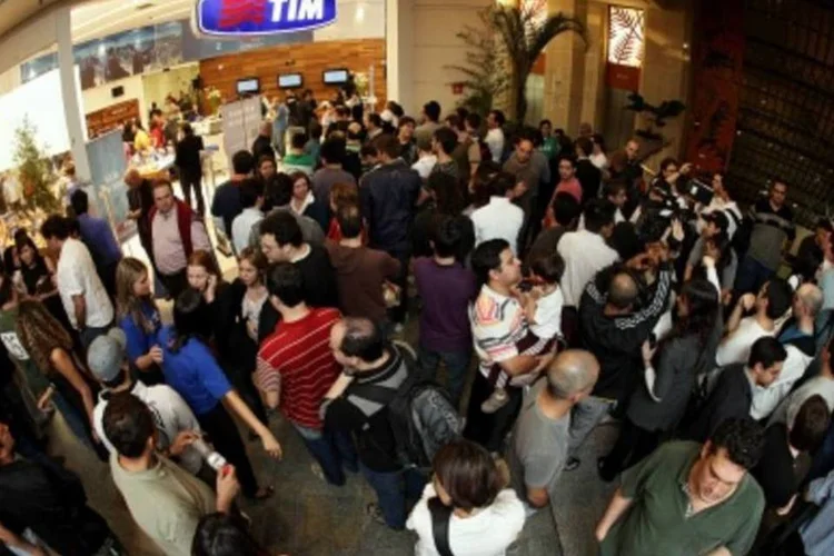 Clientes fazem fila em frente à loja do Shopping Eldorado, em São Paulo (.)