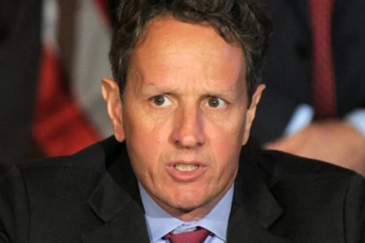 
	Tim Geithner: o secret&aacute;rio pretende fornecer um est&iacute;mulo de US$ 50 bilh&otilde;es e aumentar impostos
 (Jewel Samad/AFP)