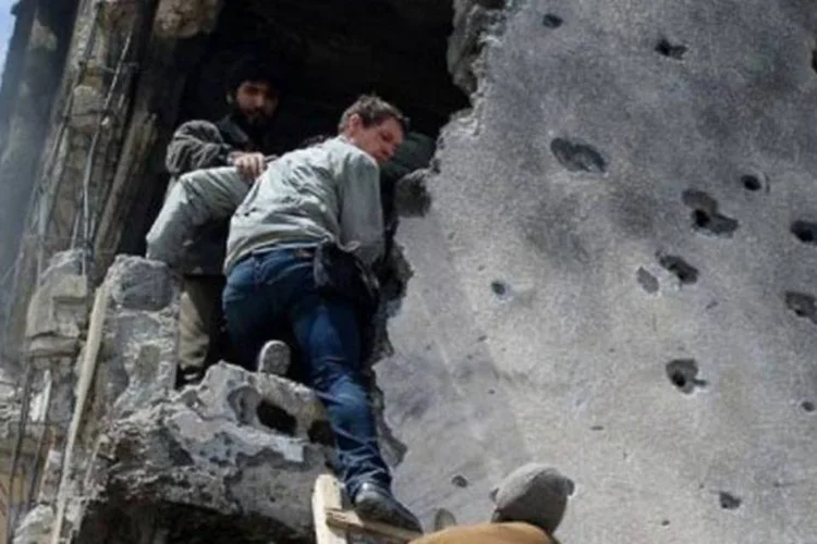 O fotógrafo Tim Hetherington, antes de sua morte, durante uma reportagem em Misrata, na Líbia (AFP/Arquivo / Phil Moore)