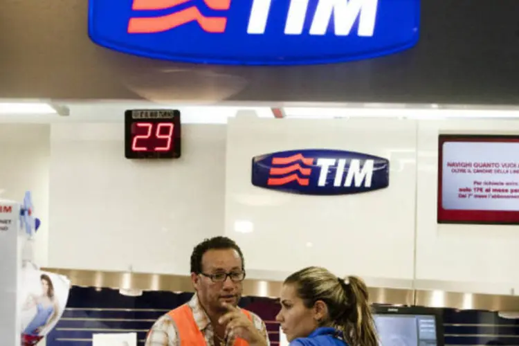 
	Loja da TIM: na tarde desta quarta, os pap&eacute;is eram negociados com 5,78% de alta, cotados a R$ 11,53
 (Alessandra Benedetti/Bloomberg)
