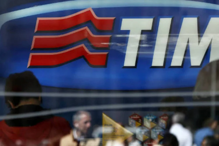 
	Loja da TIM: possibilidade de ser vendida levou a a&ccedil;&atilde;o da empresa a disparar quase 10 por cento na Bovespa
 (Alessia Pierdomenico/Bloomberg)