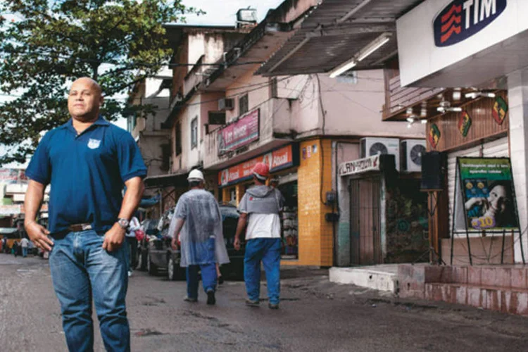 “Tuninho”, em sua loja no complexo do Alemão:  “Eles me mimam demais”  (Eduardo Monteiro/EXAME.com)