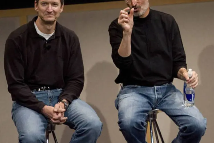Tim Cook e Steve Jobs: o novo presidente da Apple tem que substituir mais que um executivo   (Getty Images)