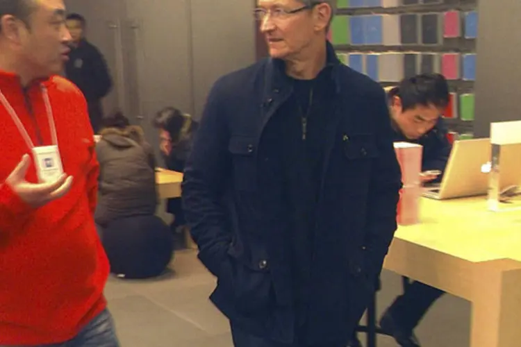 CEO da Apple, Tim Cook, conversa com funcionário de uma Apple Store em Pequim, durante sua visita à China (Reuters)