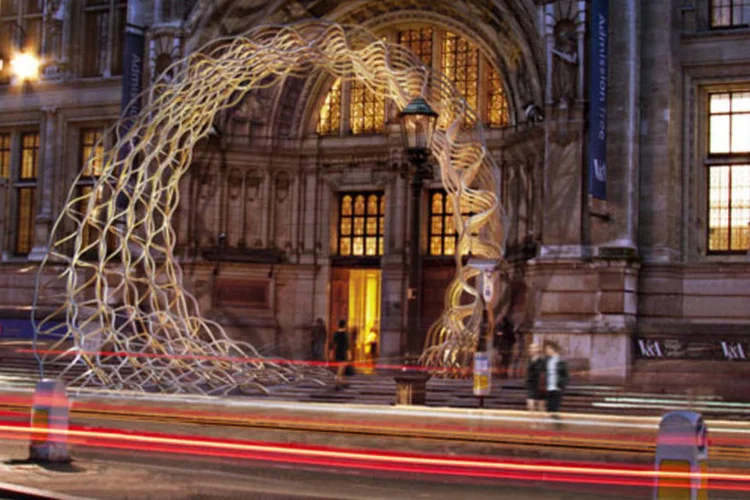 Instalação montada na entrada do museu Vi%26A, em Londres (London Design Festival)