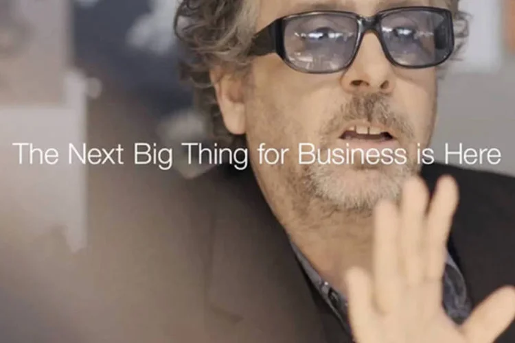 Comercial da Samsung com a participação de Tim Burton: em uma reunião na empresa, ele discute sobre transformar o jogo – que ainda nem existe – em uma grande produção de Hollywood (Reprodução)