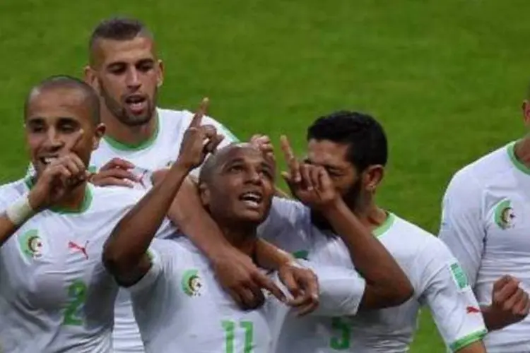 Time da Argélia comemora vitória sobre a Coréia do Sul (AFP)