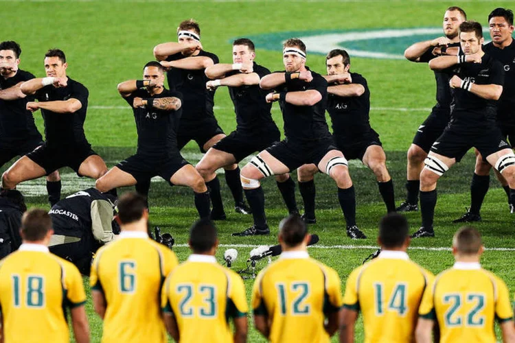 
	Time de rugbi &quot;All Blacks&quot; fazendo a dan&ccedil;a Haka antes de um jogo: &quot;O Haka n&atilde;o foi criado para gerar lucro. Deveria se tratado com mais respeito&quot;, critica
 (Getty Images / Hagen Hopkins)