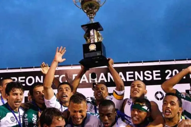 Jogadores do Coritiba comemoram campeonato paranaense em 2011: rebaixado em 2009, time voltou à elite do futebol brasileiro e disputa segunda final consecutiva da Copa do Brasil (Placar)