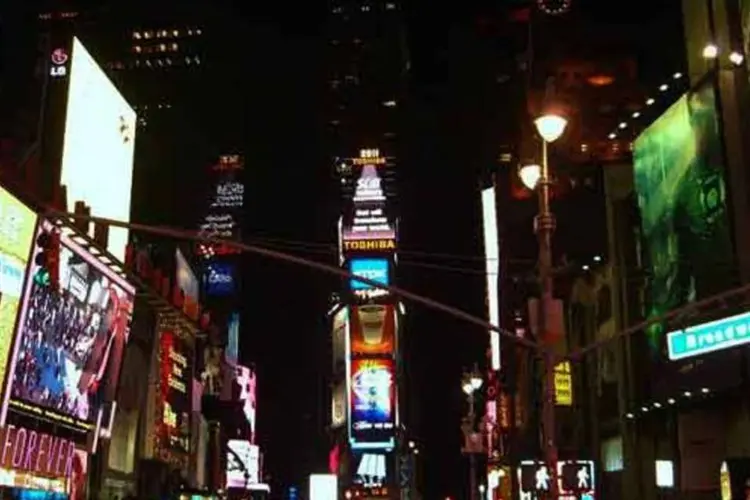 Times Square no cruzamento com a Broadway: teatros da avenida reduzirão suas luzes por um minuto em homenagem ao dramaturgo Gore Vidal (Wikimedia Commons)