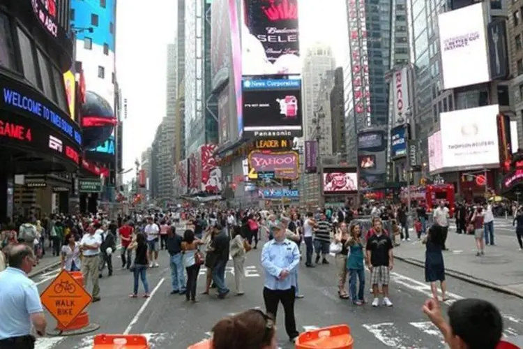 A praça Times Square, em Nova York: restrição aos carros melhorou a qualidade do ar (Jim.henderson/Wikimedia Commons)