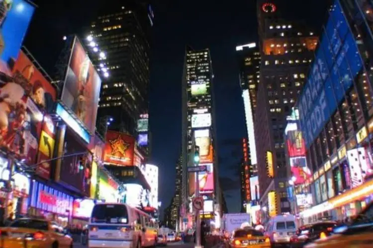 Times Square, em New York: prédios são obrigados a instalar letreiros luminosos para publicidade (Daniel Schwen/Wikimedia Commons)