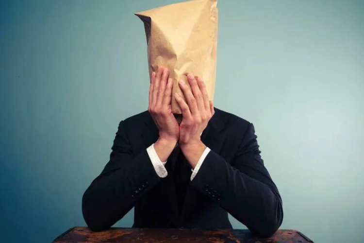 
	Executivo com saco na cabe&ccedil;a: timidez e introvers&atilde;o s&atilde;o coisas diferentes, mas ambas costumam ser incompreendidas
 (Thinkstock/lofilolo/Thinkstock)
