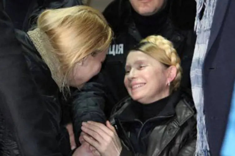 
	A opositora ucraniana Yulia Timochenko &eacute; saudada por opositores: a l&iacute;der opositora estava em uma cadeira de rodas
 (INNA PETRIKOVA/AFP)