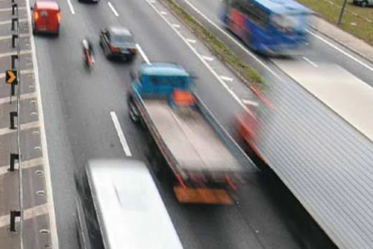 Movimento de veículos na via Dutra: a tinta ecológica utilizada na pintura das faixas elimina o uso de solventes e dura o dobro de tempo do produto convencional (.)