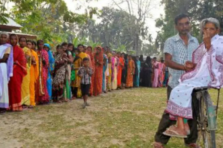 Idosa exibe o dedo manchado de tinta após votar, na Índia: pesquisas apontam que parte dos eleitores busca uma mudança, depois de anos da esquerda no poder (AFP)