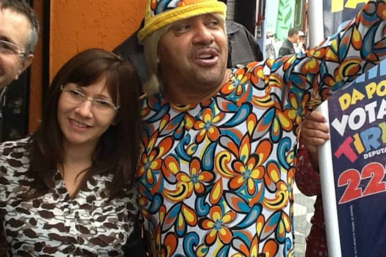 O deputado federal Tiririca (PR) em tira foto com eleitores em caminhada de campanha (Divulgação/Facebook Oficial Tiririca)