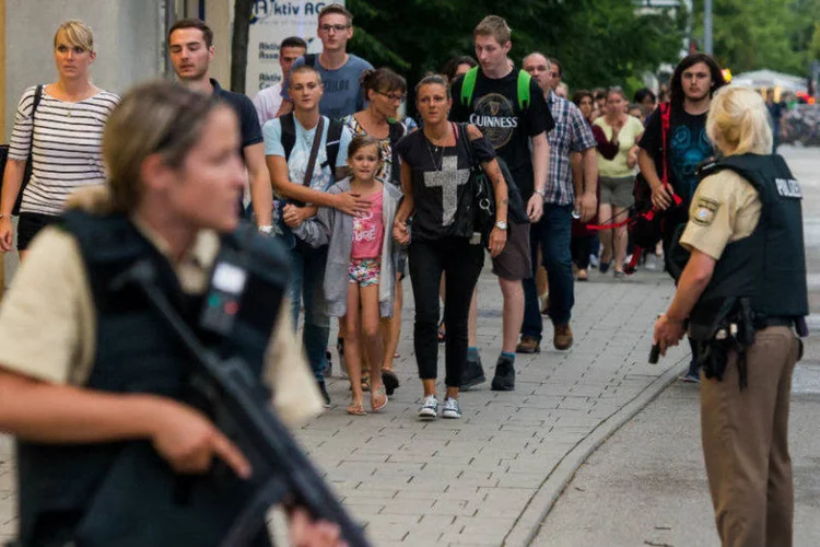 
	Munique: &quot;Testemunhas relatam tr&ecirc;s pessoas diferentes com armas&quot;, indicou a pol&iacute;cia
 (Joerg Koch/Getty Images)