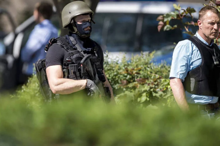 
	Tiroteio: for&ccedil;as especiais da pol&iacute;cia alem&atilde; rodearam o local pouco depois da chegada do homem e estabeleceram um per&iacute;metro de seguran&ccedil;a
 (Alexander Scheuber / Stringer/Getty Images)