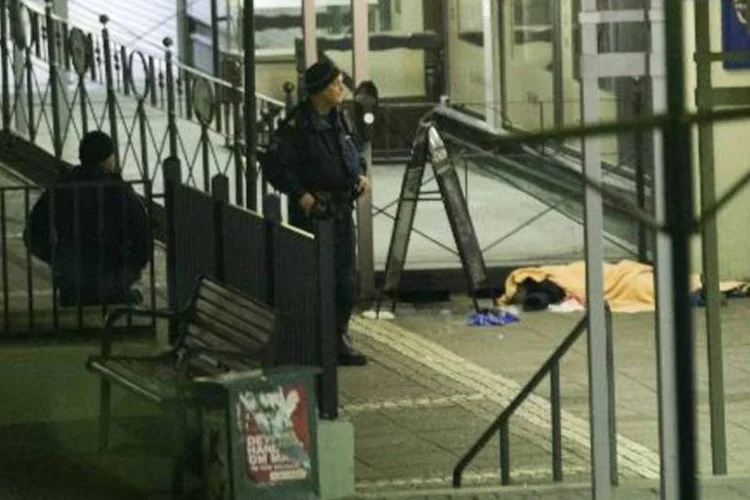 Policiais diante do corpo de uma das vítimas do tiroteio em bar de Gotemburgo (Bjorn Larsson Rosvall/AFP)