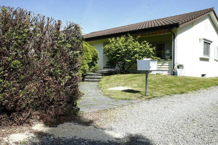
	Casa em Wuerenlingen, na Su&iacute;&ccedil;a: cinco pessoas morreram no final desse s&aacute;bado na cidade, disse a pol&iacute;cia neste domingo (10)
 (REUTERS/Ruben Sprich)
