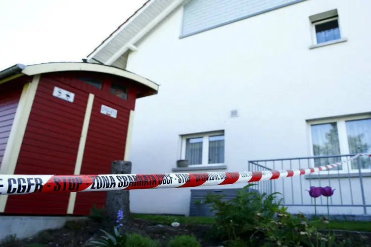 Uma faixa colocada pela polícia é vista em frente a uma casa em Wuerenlingen, na Suíça, neste domingo, 10 de maio de 2015: diversas pessoas morreram em um tiroteio no fim desse sábado (9) (REUTERS/Ruben Sprich)