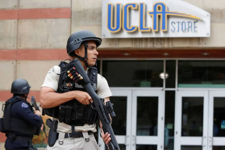 
	UCLA: o sargento Guilhermo Preciado disse que ainda n&atilde;o se sabe se o ataque foi feito por alunos, professores ou invasores do campus
 (Patrick T. Fallon / Reuters)