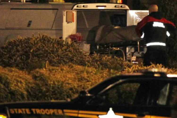 
	M&eacute;dico carrega corpo de v&iacute;tima de tiroteio no shopping Clackamas Town Center, em Portland, Oregon: um atirador abriu fogo no local em meio &agrave; temporada de Natal
 (REUTERS / Steve DiPaola)