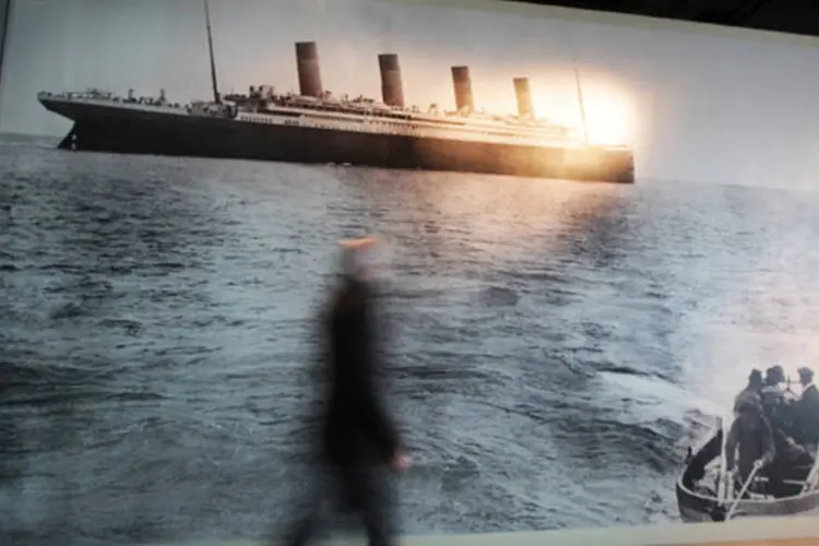 Homem passa pela última fotografia tirada do Titanic (Peter Macdiarmid/Getty Images)