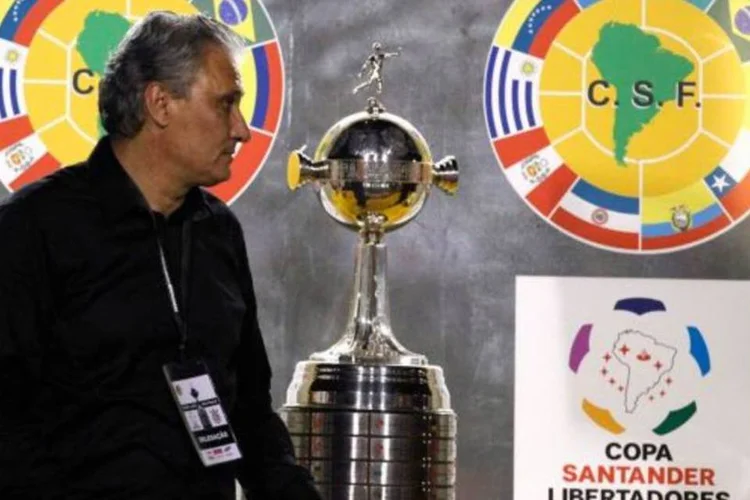 Técnico Adenor Tite, do Corinthians, com a taça Libertadores da América (Nacho Doce/Reuters)