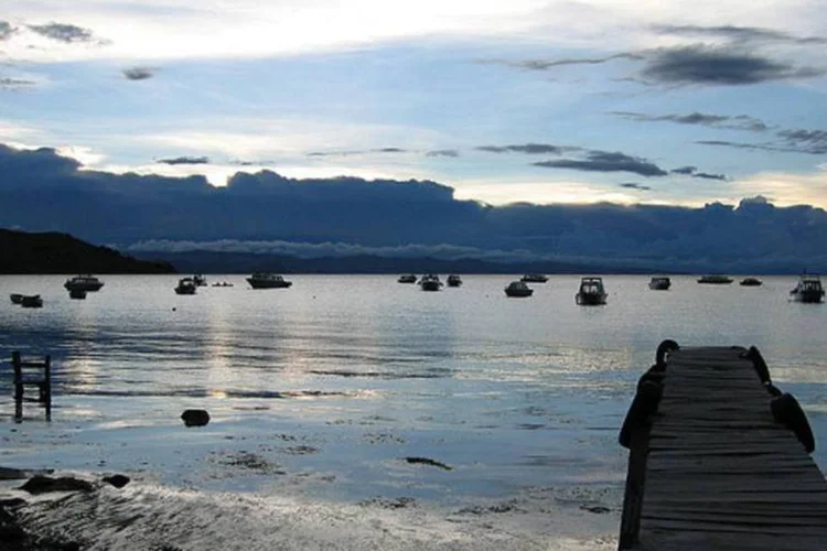 
	Lago Titicaca na Bol&iacute;via: Outras quatro pessoas foram resgatadas ilesas, acrescentou o militar
 (Wikimedia Commons)