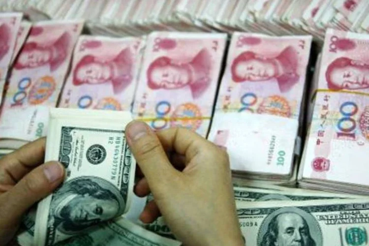 
	BC Chin&ecirc;s: o PBoC tamb&eacute;m afirmou estar estudando a possibilidade de permitir que bancos comerciais dom&eacute;sticos participem dos neg&oacute;cios com yuan em Hong Kong
 (/Arquivos/AFP)