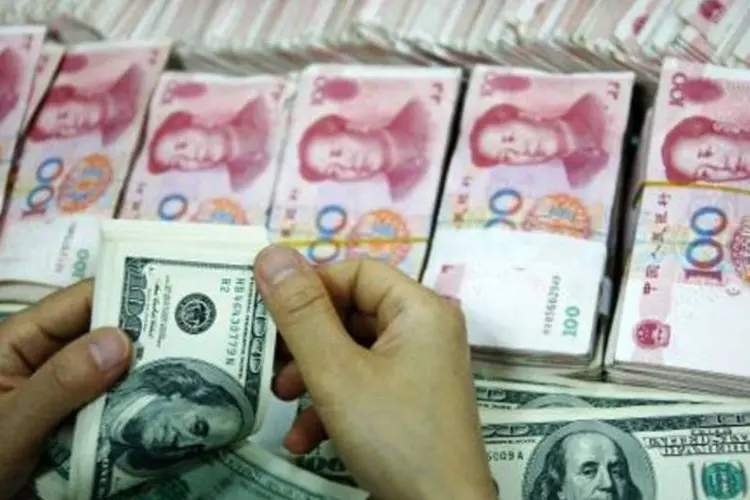 
	O PBoC estabeleceu a taxa de paridade entre o yuan e o d&oacute;lar foi estipulado em em 6,3969 yuans por d&oacute;lar
 (AFP/Arquivos)