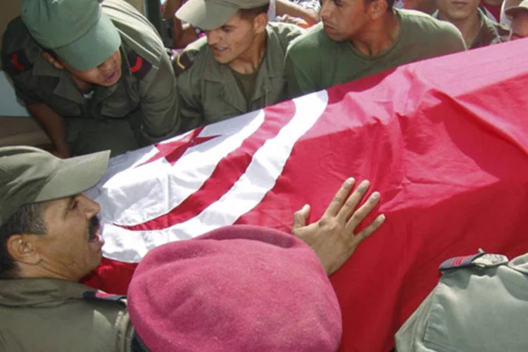 Corpo de soldado é carregado: enquanto os políticos brigam, o Exército luta para conter militantes islâmicos que mataram oito soldados na segunda-feira (Stringer/Reuters)