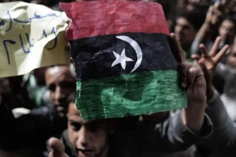 Protesto em Tobruk, na Líbia: navio saiu do porto da cidade rumo ao exterior (Marco Longari/AFP)