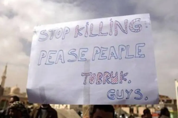 Protesto em Tobruk, na Líbia: ponto forte do governo é no sul, onde fica a tribo de Kadafi (AFP)