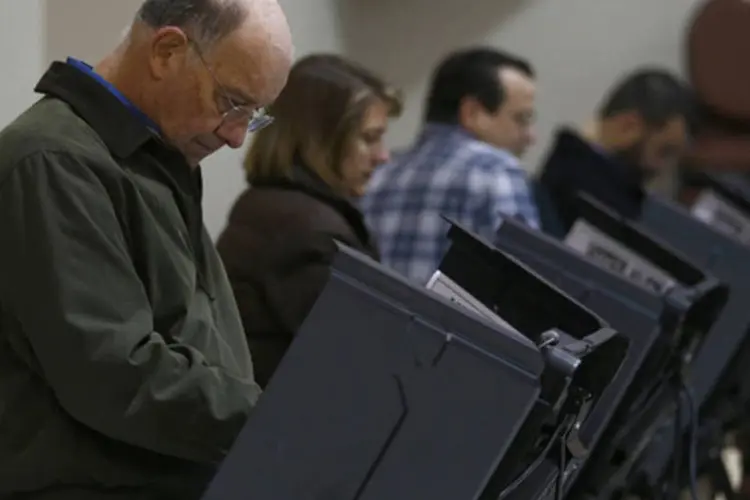 
	Eleitores votaram em urnas touchscreen na Igreja Metodista Unida Harrison durante as elei&ccedil;&atilde;o americanas em Pineville, Carolina do Norte novembro de 2012
 (Chris Keane/Reuters)