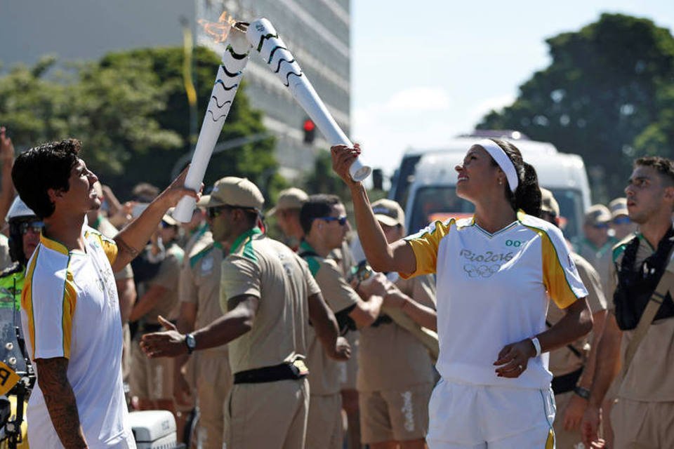 Chama olímpica chega ao Brasil em plena tempestade política