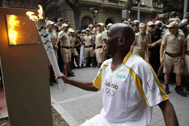 
	03/08/2016 - O gari Renato Sorriso foi o respons&aacute;vel por acender o primeiro dos cinco marcos ol&iacute;mpicos do Rio. O totem foi feito para marcar a passagem da tocha ol&iacute;mpica pela cidade.
 (Ricardo Cassiano/ Prefeitura do Rio)