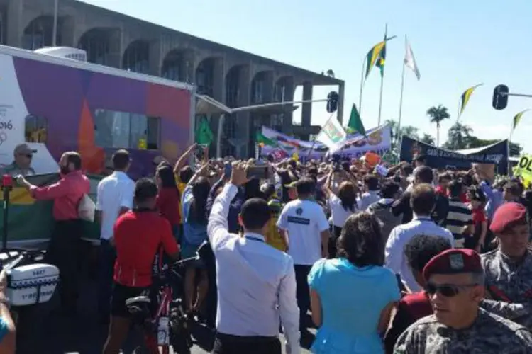 
	Manifestantes: o revezamento da Tocha Ol&iacute;mpica chegou &agrave; Pra&ccedil;a dos Tr&ecirc;s Poderes, depois de ter percorrido toda a Esplanada dos Minist&eacute;rios
 (Pedro Peduzzi/Agência Brasil)