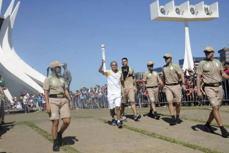 
	Revezamento da tocha: a discuss&atilde;o entre os manifestantes n&atilde;o atrapalha a condu&ccedil;&atilde;o da tocha pela Esplanada dos Minist&eacute;rios
 (Marcelo Camargo/Agência Brasil)